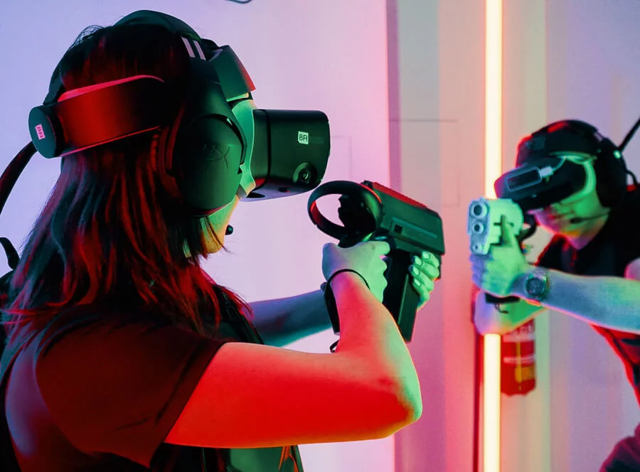 VR paintballová hra pro skupinu přátel