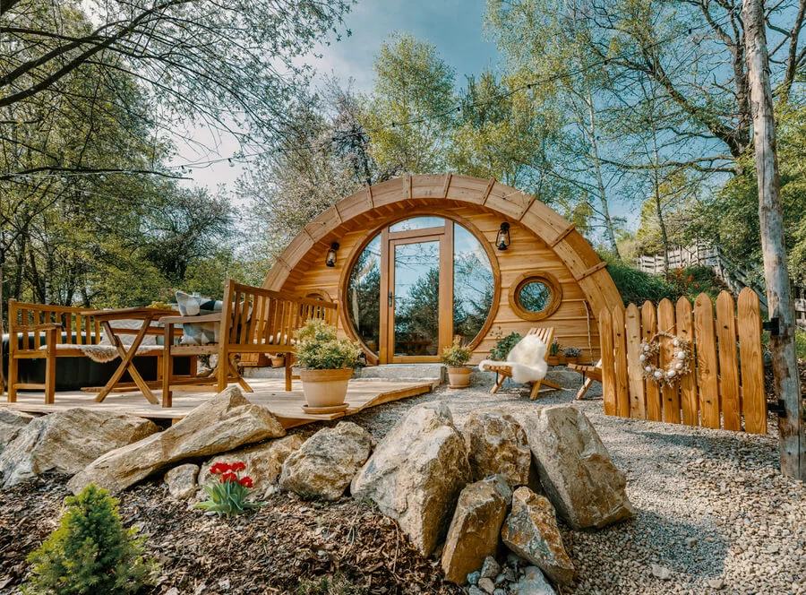 Glampingový pobyt v hobitím domku s vířivkou