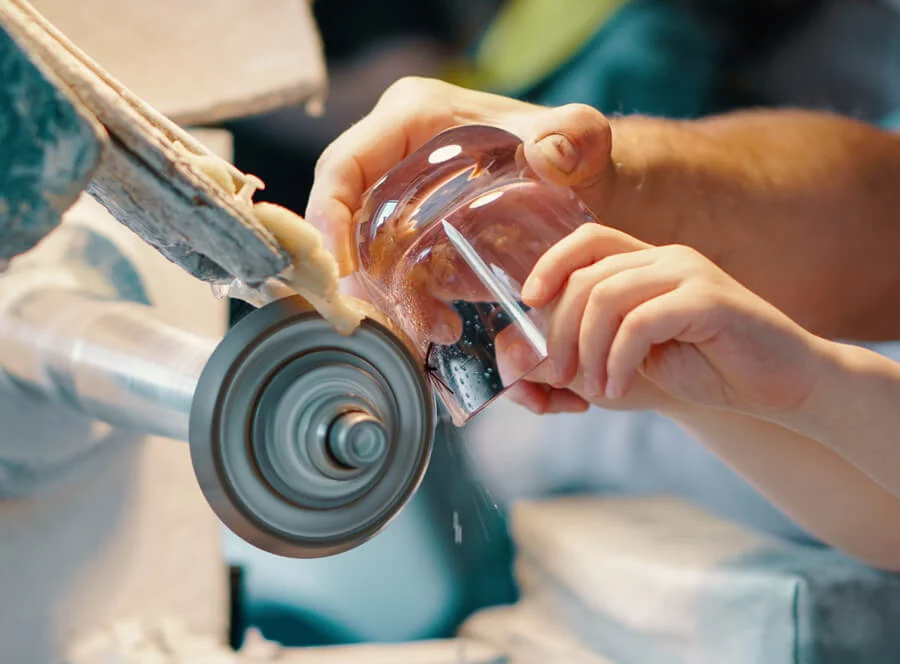 Brusičem skla na zkoušku