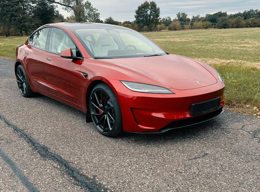 Jízda v Tesle model 3 na polygonu Hradec Králové