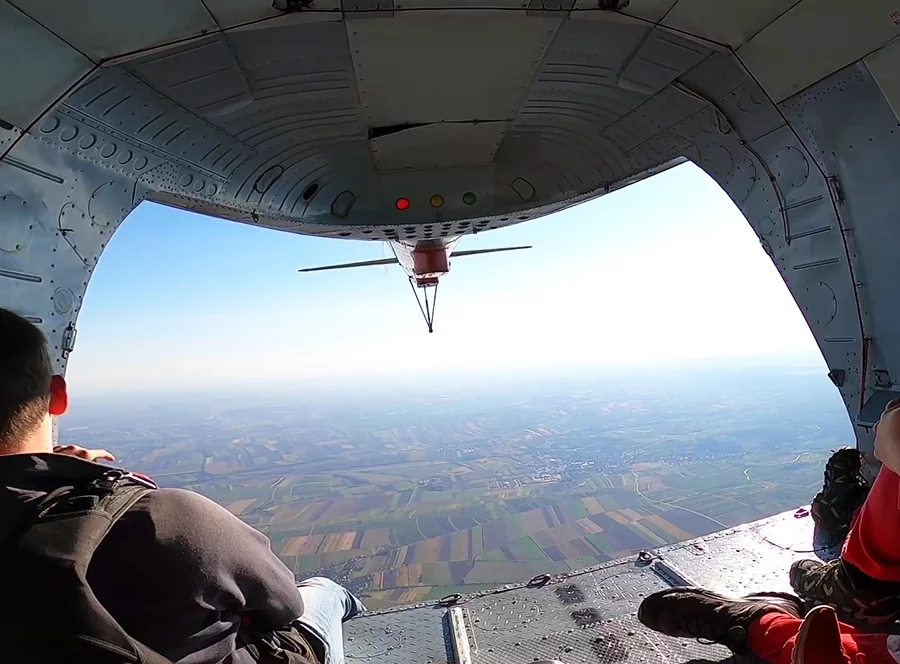 Tandemový seskok z vrtulníku MI-8