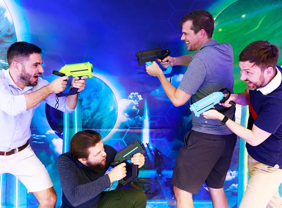 VR paintballová hra pro skupinu přátel