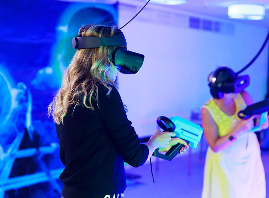 VR paintballová hra pro skupinu přátel