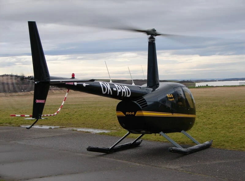 Rodinný oběd s vyhlídkovým letem ve vrtulníku R44 