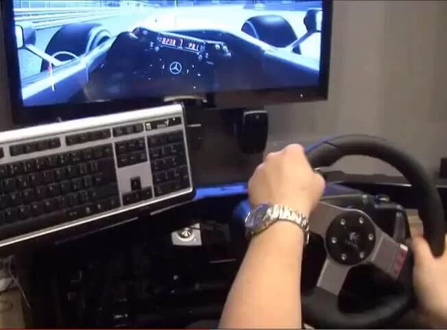 Jízda v závodním simulátoru