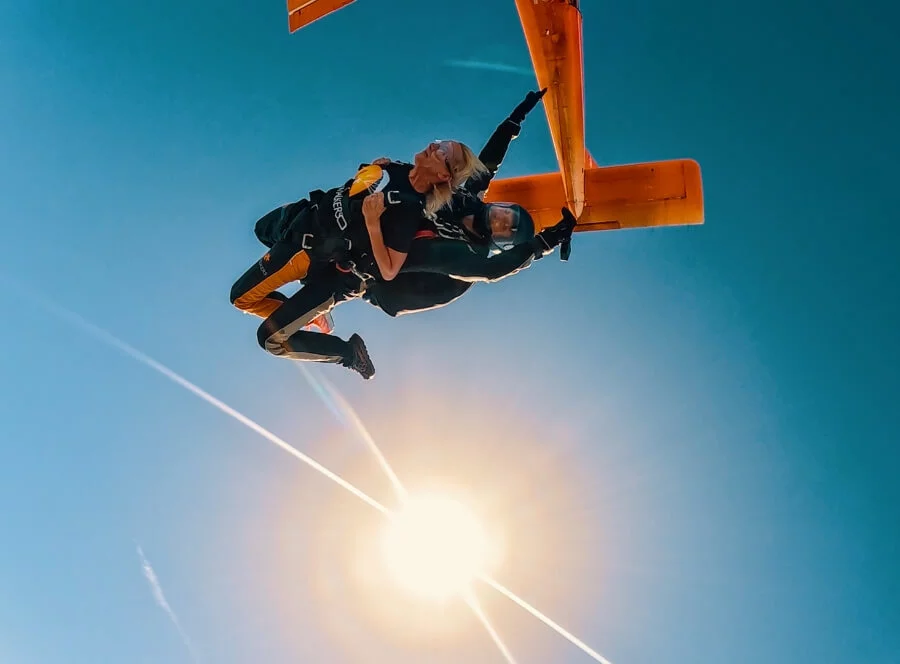 Tandemový seskok ze 3000 metrů v Mostě Tandemový seskok ze 3000 metrů v Mostě