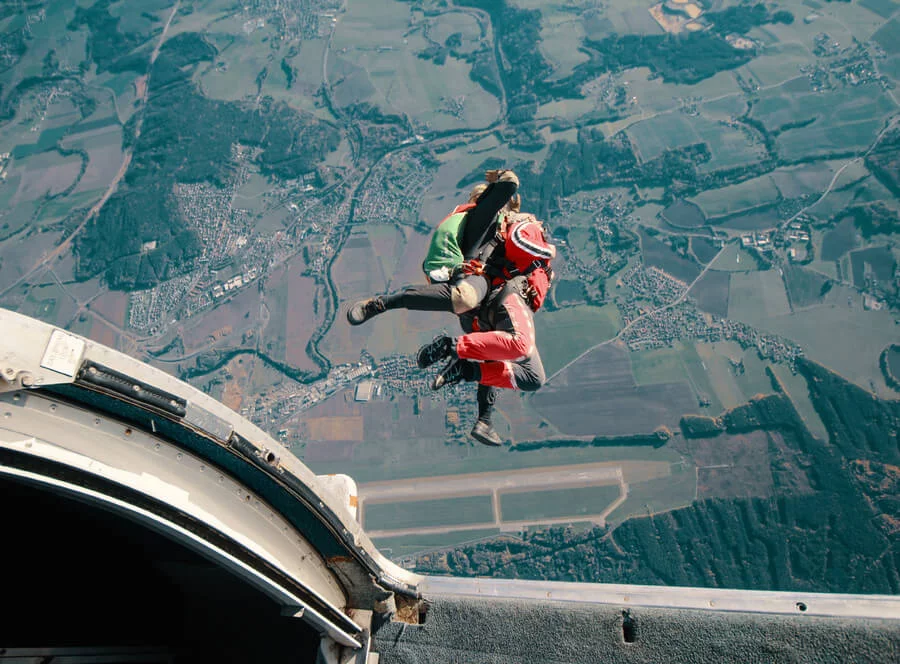 Tandemový seskok z výšky až 4200 m v Klatovech