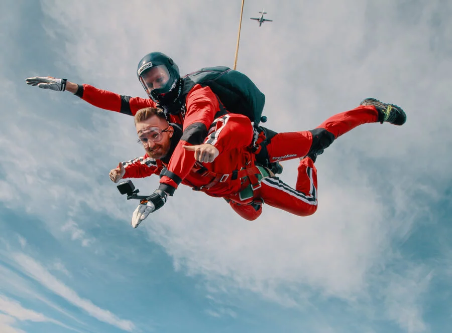 Tandemový seskok z výšky až 4200 m ve Skutči