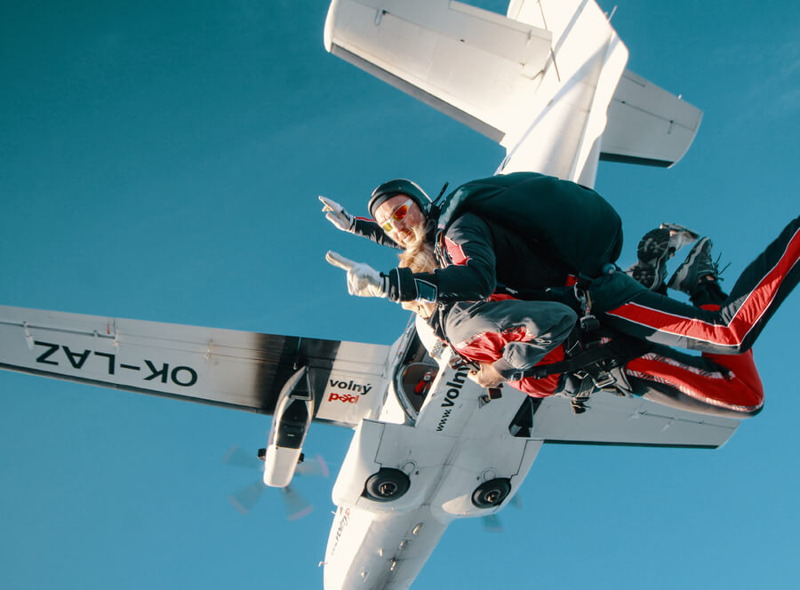 Tandemový seskok z výšky až 4200 m v Kunovicích