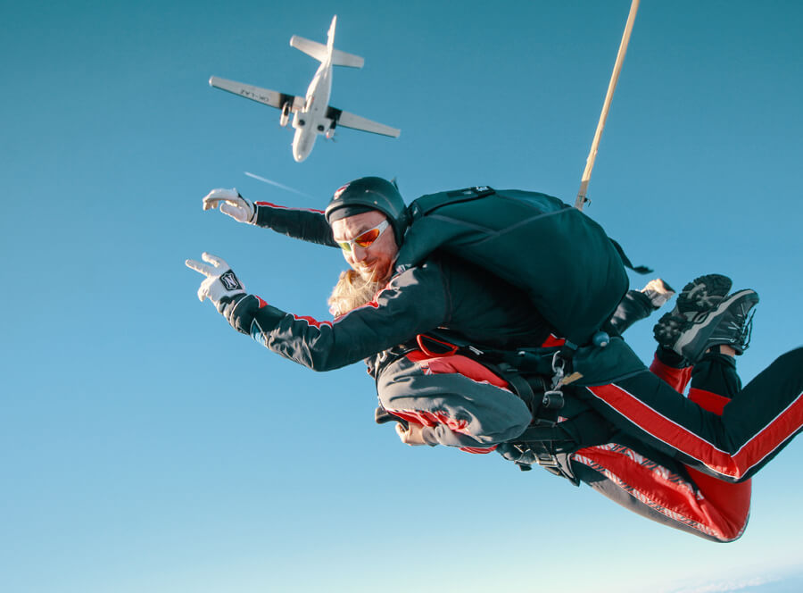 Tandemový seskok ze 3000 m v Kunovicích